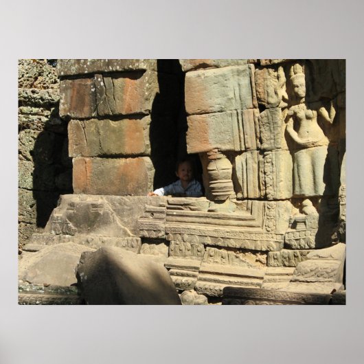 Spelen in de ruïnes ... Ta Prohm, Cambodja Poster (Voorkant)
