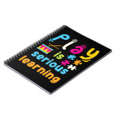 Spelen is een serieuze leermeester voor kleuters notitieboek (Linkerzijde)