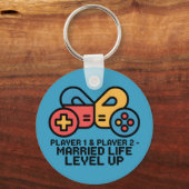 Speler 1 & 2 Getrouwd Gamer Niveau Verhoogd Kunst Sleutelhanger (Achterkant)