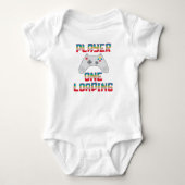 Speler één laadt witte Father's Day-shirt met gami Romper (Voorkant)