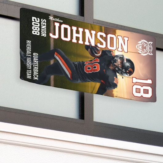 Speler Foto Senior Voetbalspeler Homecoming Spandoek (Buitenkant Gebouw)