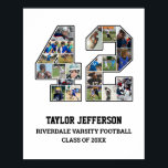 Speler nummer 42 Senior Sports Team Fotocollage Poster<br><div class="desc">Gepersonaliseerde fotocollage voor speler nummer 42. Dit aanpasbare fotocadeau is perfect voor seniorenavond, sportprijzenbanket of verjaardagscadeau voor uw atleet, zoon, dochter of student. Het is een geweldige manier om waardevolle momenten en herinneringen uit hun sportgames weer te geven. Het poster is voorzien van een collage van foto's, en het kan...</div>