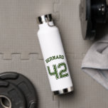 Speler nummer Monogram Waterfles<br><div class="desc">Blijf gehydrateerd in stijl met onze Player Number Monogram waterfles! Deze lichte en duurzame fles is ontworpen voor sporters en sportliefhebbers en heeft een aanpasbaar monogram met uw spelernummer. Of u nu op het veld of uit bent, show uw teamgeest af en val op met dit gepersonaliseerde accessoire. Maakt een...</div>