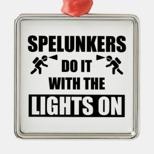Spelunkers doen het met licht erop metalen ornament