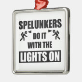 Spelunkers doen het met licht erop metalen ornament (Links)