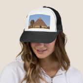 Sphinx en piramide trucker pet (In situ)