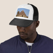 Sphinx en piramide trucker pet (In situ)