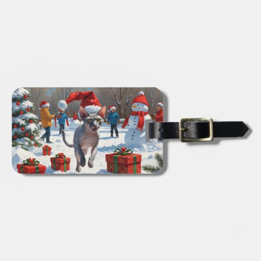 Sphynx kat loopt in de sneeuw met kerstmuts bagagelabel (Voorkant horizontaal)