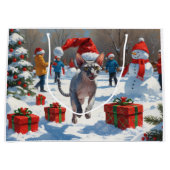 Sphynx kat loopt in de sneeuw met kerstmuts groot cadeauzakje (Voorkant)