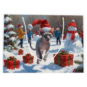 Sphynx kat loopt in de sneeuw met kerstmuts groot cadeauzakje (Achterkant)
