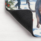 Sphynx kat loopt in de sneeuw met kerstmuts muismat (Hoek)