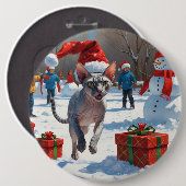 Sphynx kat loopt in de sneeuw met kerstmuts ronde button 6,0 cm (Voorkant /achterkant)
