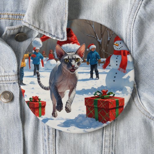 Sphynx kat loopt in de sneeuw met kerstmuts ronde button 6,0 cm (In situ)