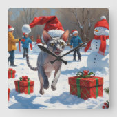 Sphynx kat loopt in de sneeuw met kerstmuts vierkante klok (Voorkant)