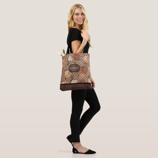 Spice Copper Roos | Rustiek bloemenmonogram Tote Bag (Op model)
