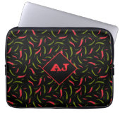 Spicy Red en Green Chili Peppers op zwart Laptop Sleeve (Voorkant)
