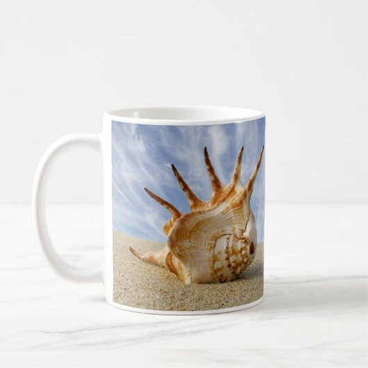Spider Conch Shell op zandstrand Koffiemok (Links)