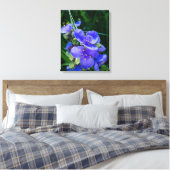 Spiderwort Plant Closeup in Full Bloom Canvas Afdruk (Insitu (Slaapkamer))
