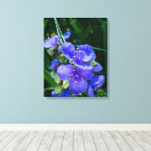 Spiderwort Plant Closeup in Full Bloom Canvas Afdruk (Insitu (Houten vloer))