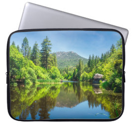 Spiegel van het bos: Lake Fulmor Laptop Sleeve