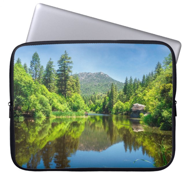 Spiegel van het bos: Lake Fulmor Laptop Sleeve (Voorkant)