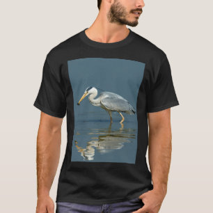Spiegeling van een reiger met een kleine vis t-shirt