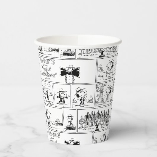 Spike is dirigent van het orkest papieren bekers (Links)