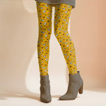 Spin Vlinders Whimsical Halloween Cottagecore Leggings<br><div class="desc">Dit leuke Cottagecore Halloween ontwerp maakt gebruik van een willekeurig patroon van prachtige zwart-witte vlinders op een gouden herfst gele achtergrond die kan worden aangepast. Dit leuke ontwerp complimenteert de beklijvende cottage vibe voor die perfecte touch van griezelig en lief en kan worden gecombineerd met elke top gedurende de herfst...</div>