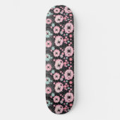 Spinnen en webben in roze en Bleke blues op zwart Persoonlijk Skateboard (Voorkant)