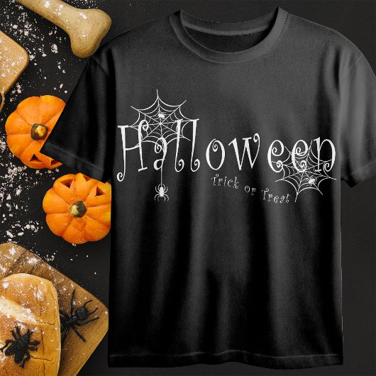 Spinnenwebben en spinnen over Halloween T-shirt