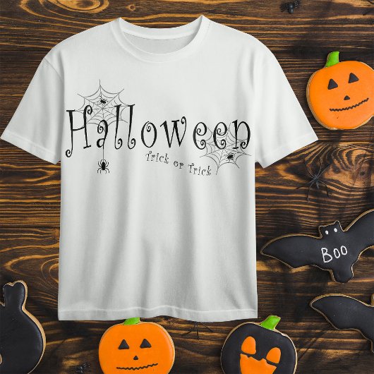 Spinnenwebben en spinnen over Halloween T-shirt