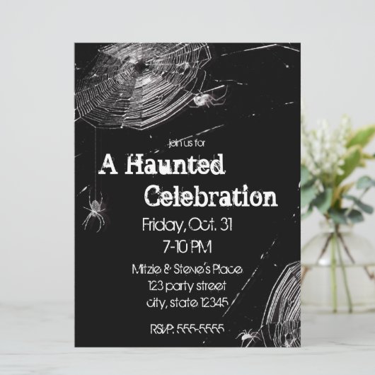 Spinnenwebben en witte spinnen Halloween Party Kaart (Staand voorkant)