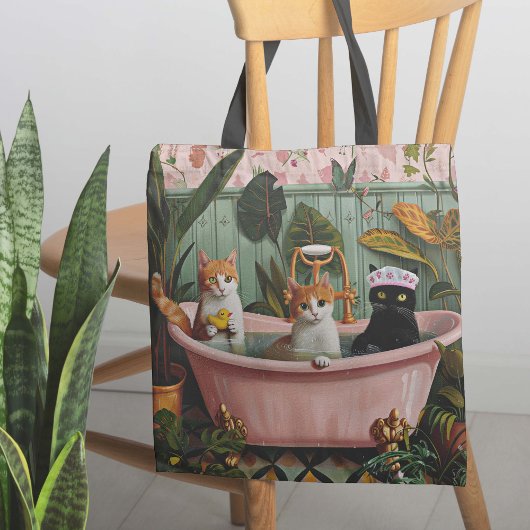 Spint en bubbels: een kat-tastische badscène tote bag