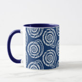Spiral Seashell Block Print, Cobalt Blue en White Mok (Links)