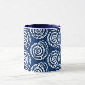 Spiral Seashell Block Print, Cobalt Blue en White Mok (Midden)