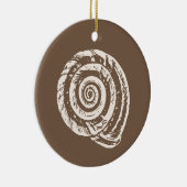 Spiral Seashell Block Print, Taupe Tan en Cream Keramisch Ornament (Rechts)