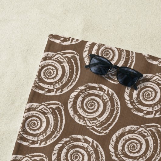 Spiral Seashell Block Print, Taupe Tan en Cream Strandlaken (In situ)