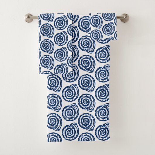 Spiral Seashell Block Print, White en Cobalt Blue Bad Handdoek (Insitu)