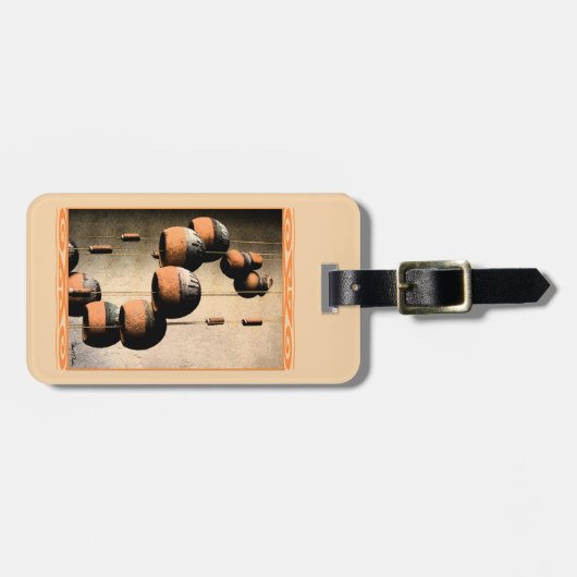 Spiraled Clay Wind Chimes still Life Bagagelabel (Voorkant horizontaal)