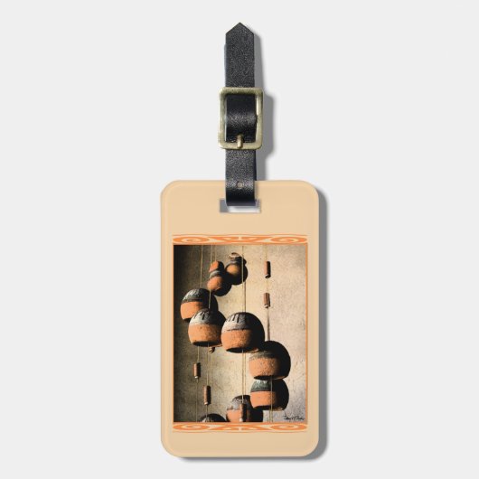 Spiraled Clay Wind Chimes still Life Bagagelabel (Voorkant verticaal)