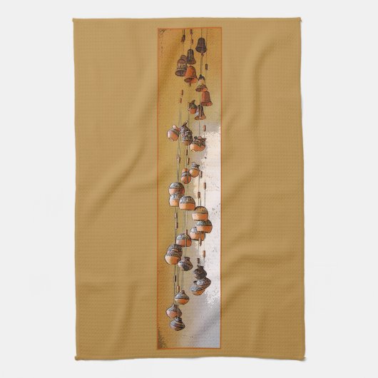 Spiraled Clay Wind Chimes still Life Theedoek (Verticaal)