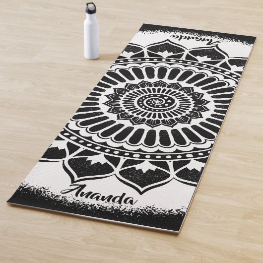 Spirals Stippen Flowers White op Black Henna Manda Yogamat (In situ)