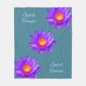 Spirit Driven Lotus Flowers on Bluish Blauwgroen Fleece Deken (Voorkant)