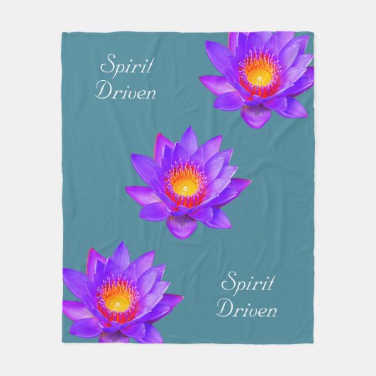 Spirit Driven Lotus Flowers on Bluish Blauwgroen Fleece Deken (Voorkant)