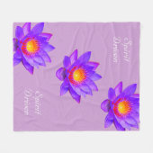 Spirit Driven Lotus Flowers op Violet Fleece Deken (Voorkant (Horizontaal))