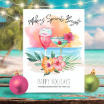 Spirits maken Heldere tropische knolstaarten Feestdagenkaart<br><div class="desc">Met een platte kerstkaart met tropisch thema is een waterverf strandzonsondergang,  cocktails,  hibiscus bloemen en palmbladeren voorzien van een "Making Spirits Bright"-onderschrift in handgeschreven stijl.</div>