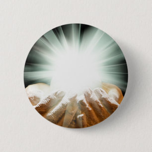 Spiritueel licht in de aangestoken handen ronde button 5,7 cm