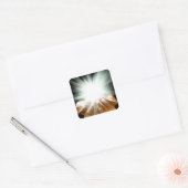 Spiritueel licht in de aangestoken handen vierkante sticker (Envelop)