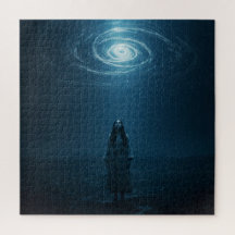 Spiritueel Vrouw kijkt omhoog in de hemel van het 