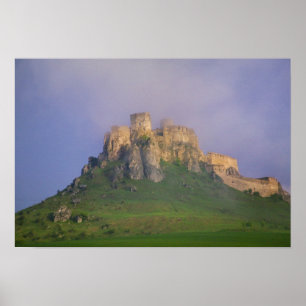 Spissky hrad in de mist, Slowakije Poster